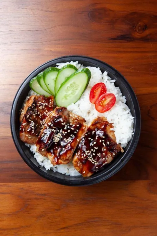 Bowl com arroz, vegetais e proteína